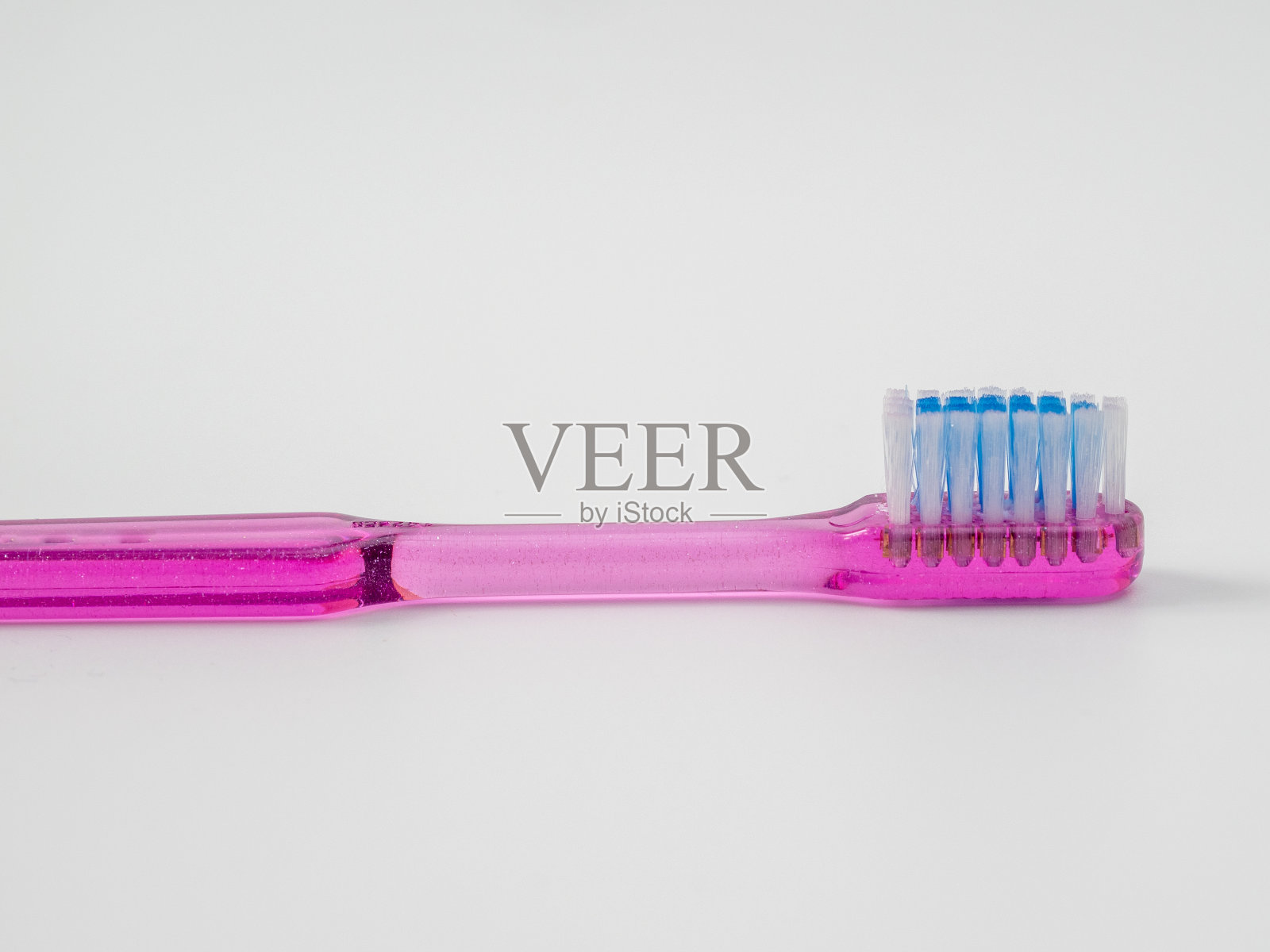 白色背景上带有复制空间的牙刷。照片摄影图片