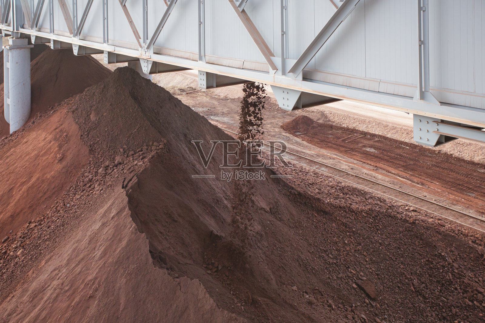 用于将矿石输送到地表的皮带输送机。照片摄影图片