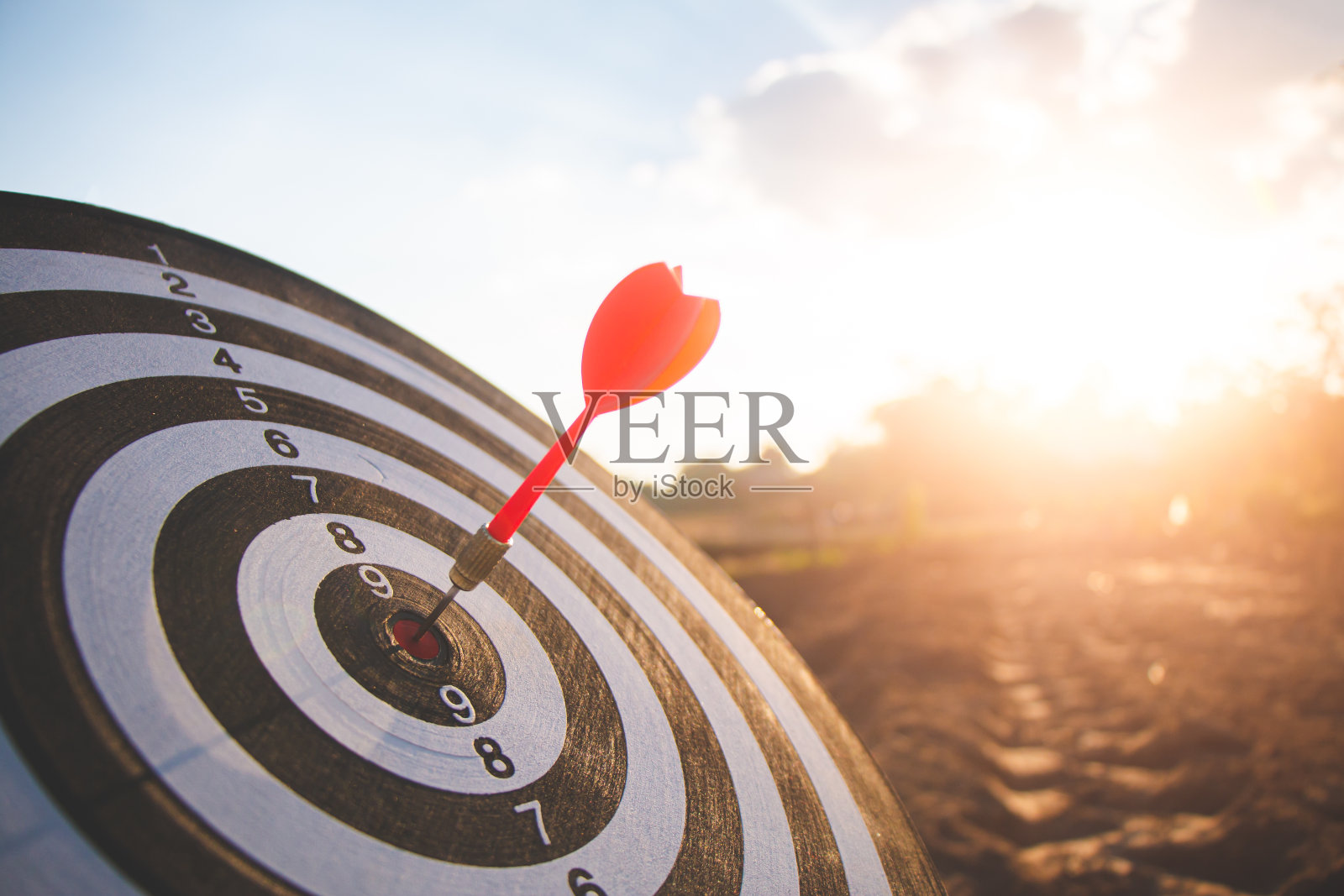 靶心有红色的飞镖，射箭命中靶心，用于商业瞄准和赢得商业目标。照片摄影图片