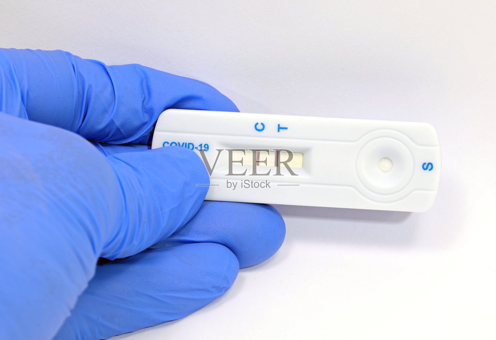 COVID-19拭子阳性结果表明患者正遭受这种可怕的病理照片摄影图片