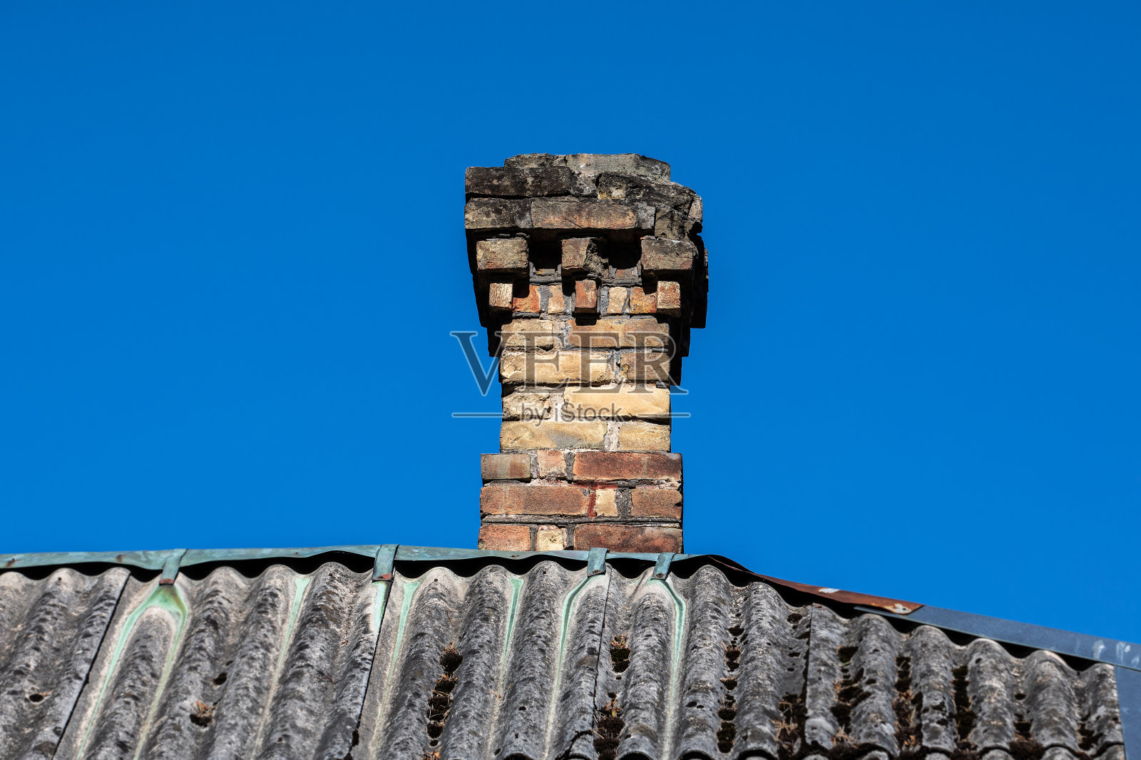 旧砖烟囱需要修理。供暖和消防安全理念照片摄影图片