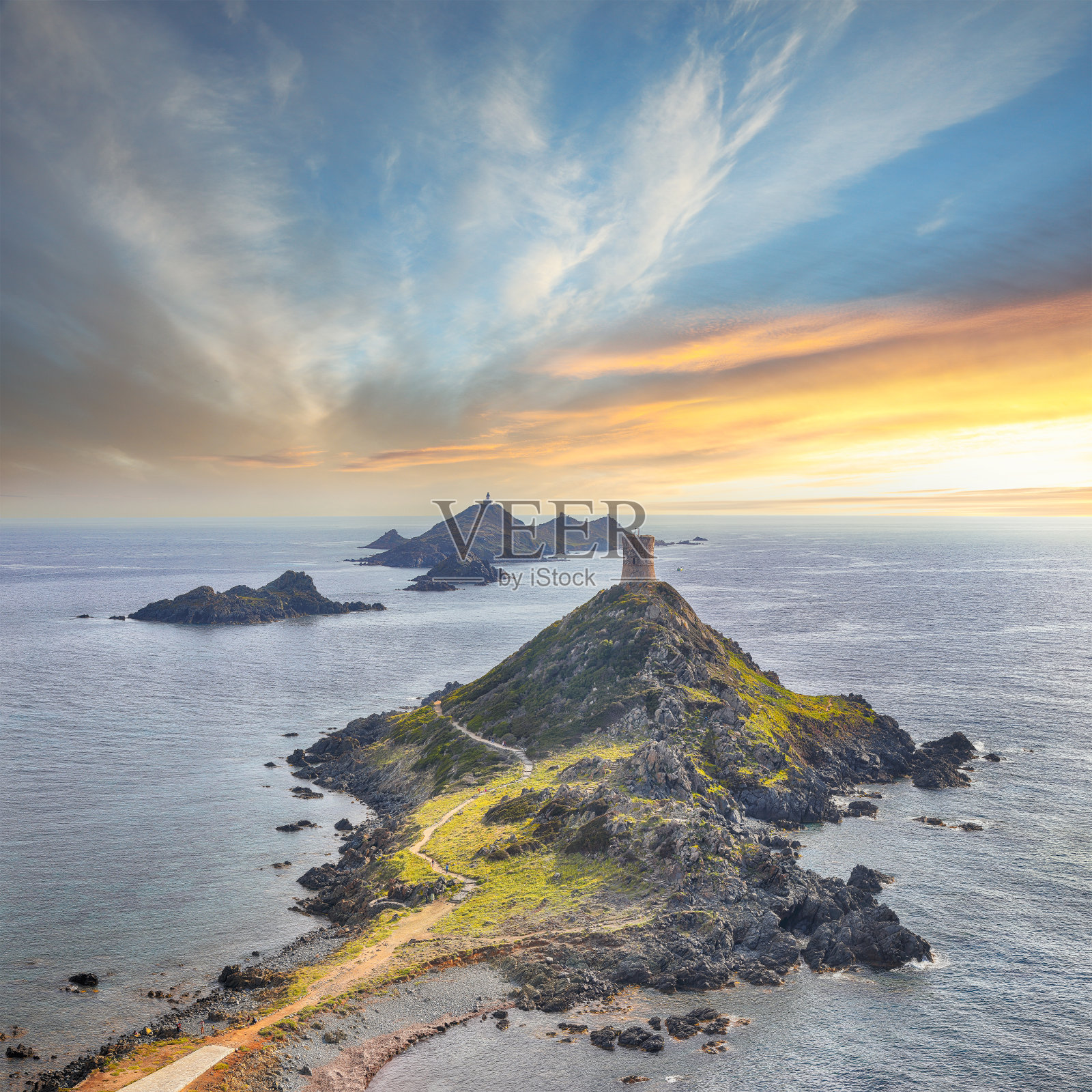 夕阳下的热门旅游目的地Torra di a Parata，热那亚塔和血腥岛群岛的背景。照片摄影图片