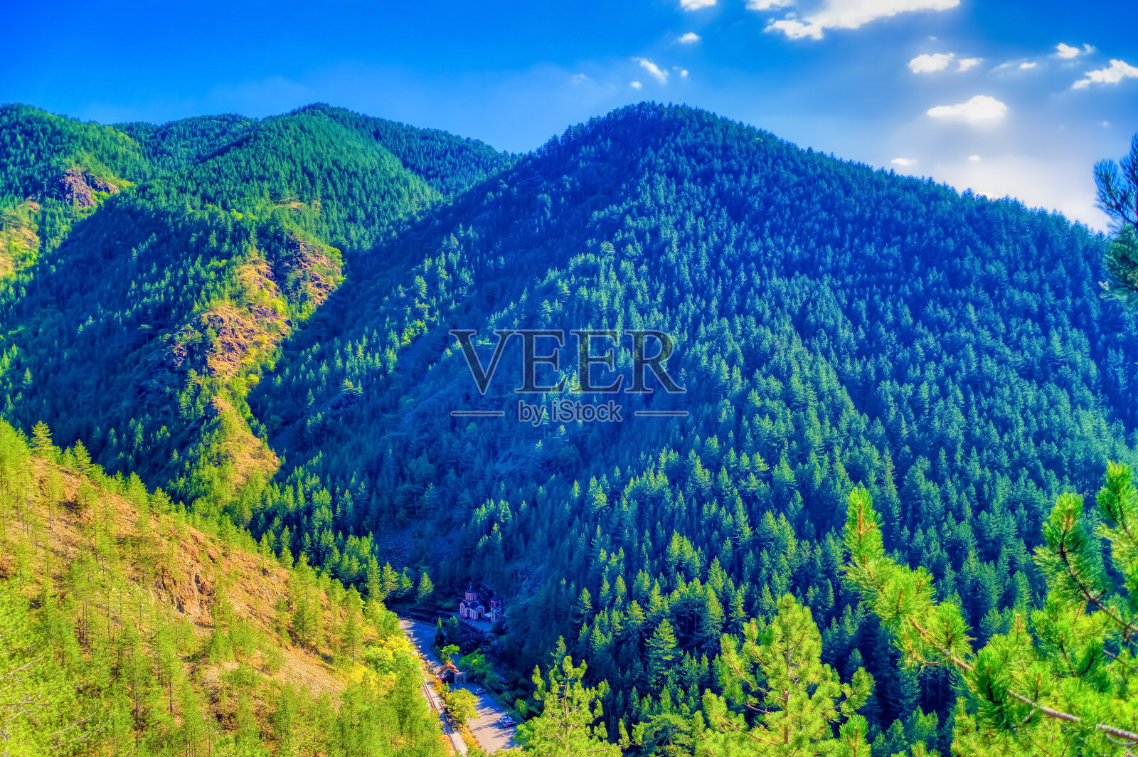 晴朗的白天，兹拉蒂博尔山的鸟瞰图。照片摄影图片