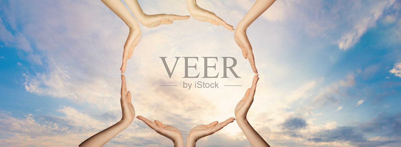 许多人的手在天空云彩的背景照片摄影图片