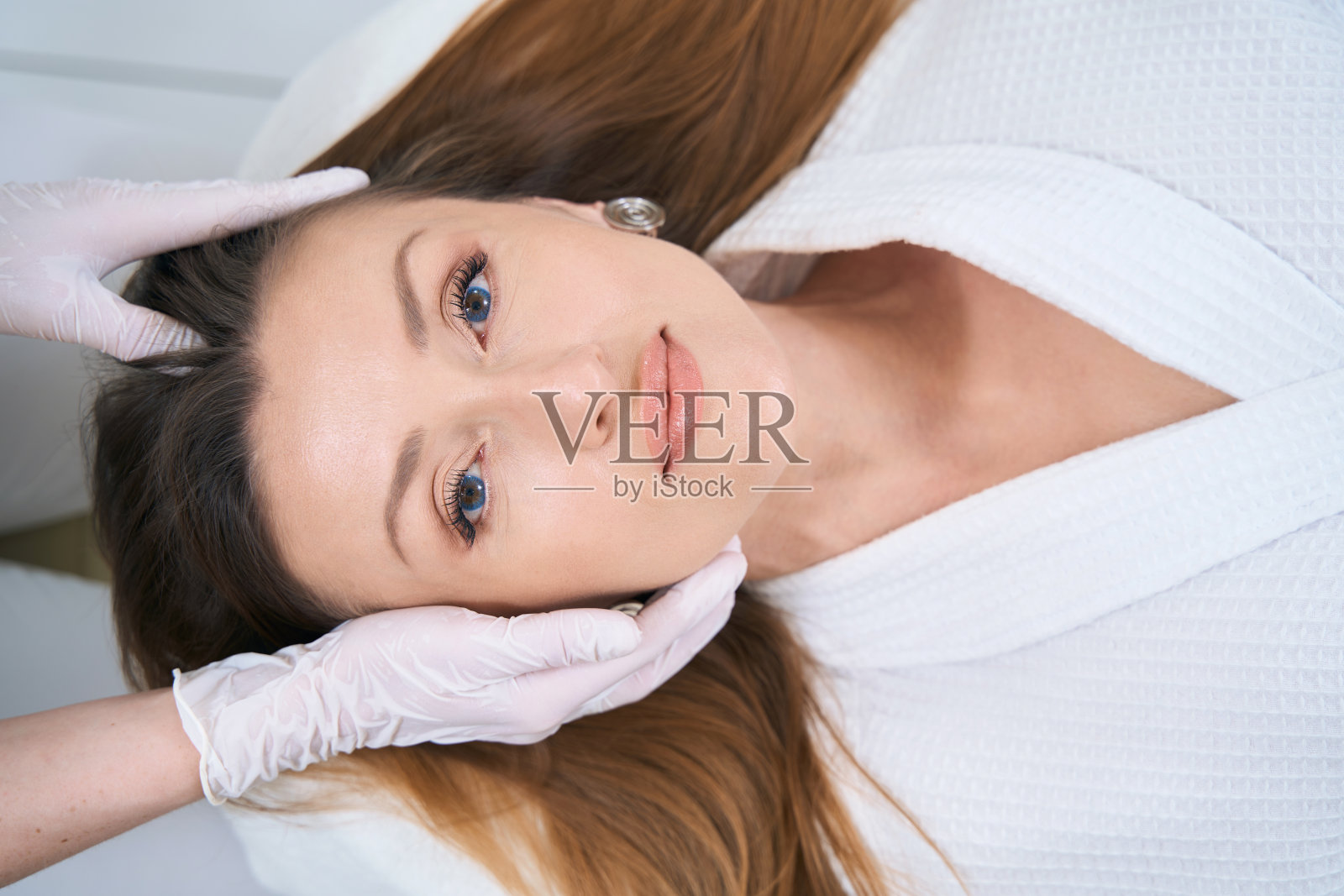 女性患者在医疗美容方面进行头部按摩照片摄影图片