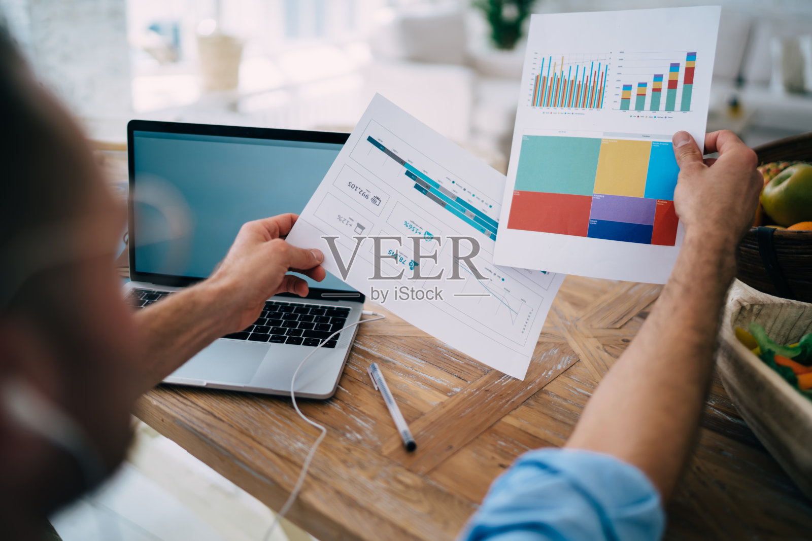 严肃的匿名男性企业家在查看图表照片摄影图片