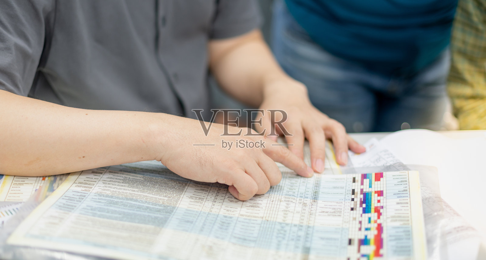 宝石学课上，宝石学家在教学生宝石学图。照片摄影图片