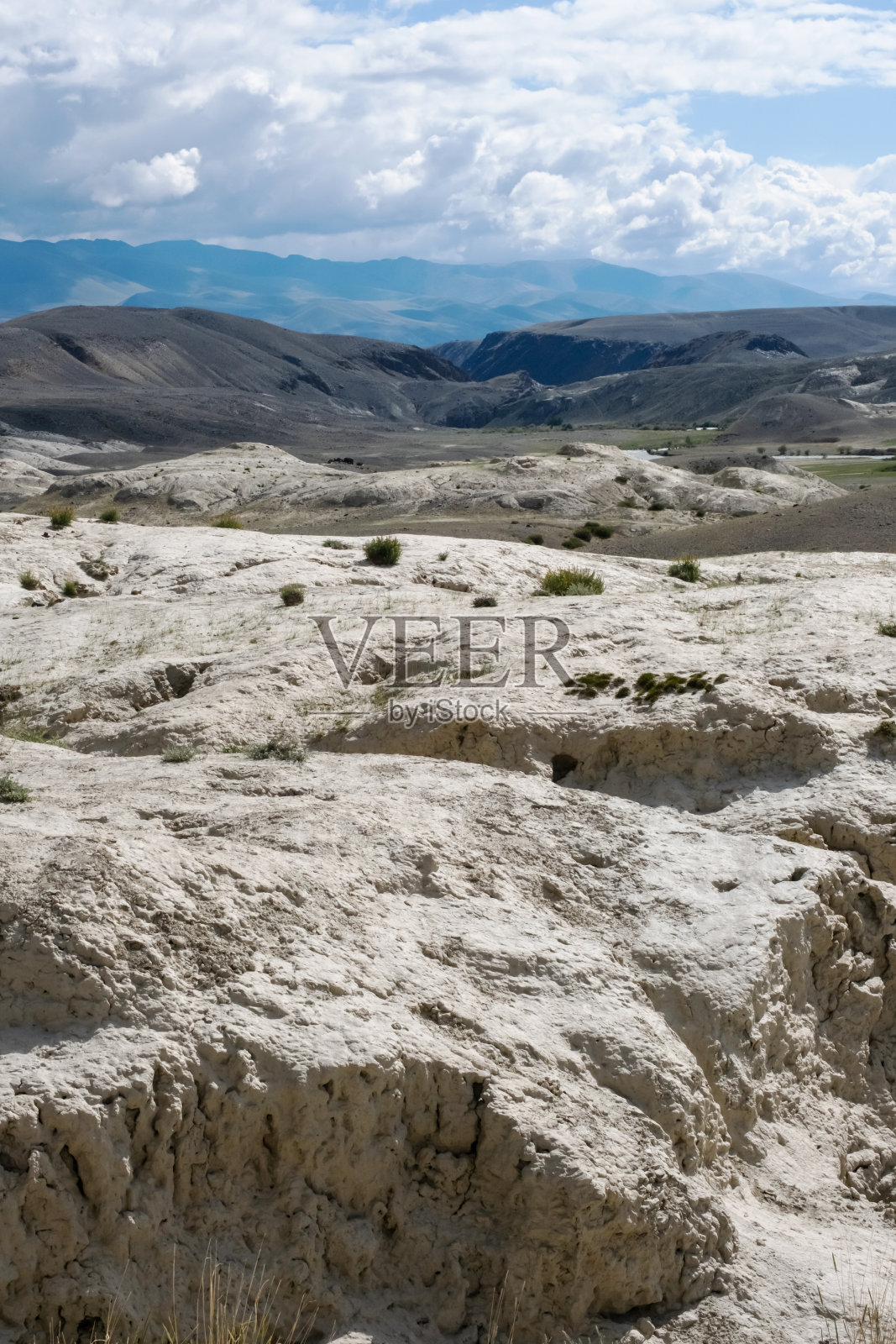 阿尔泰共和国的白色沙漠，名叫月亮。自然环境背景。天然白色纹理的砂岩月球景观在阿尔泰山。照片摄影图片
