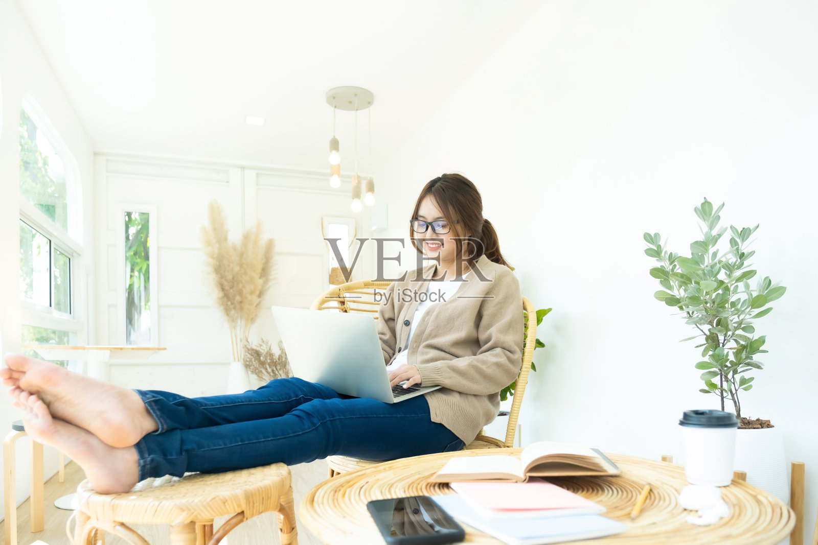 利用电脑和移动设备在线学习的年轻大学生。照片摄影图片