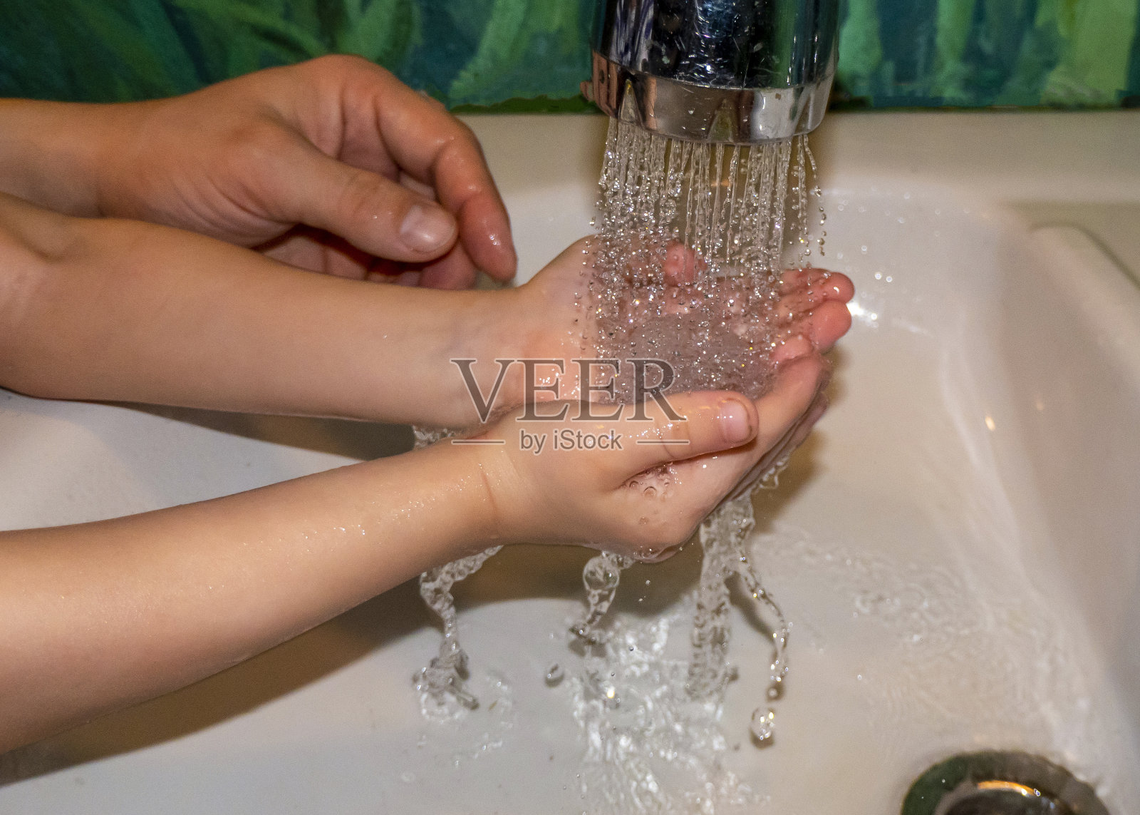 白人男子和孩子在浴室洗手的特写。COVID - 19的预防照片摄影图片