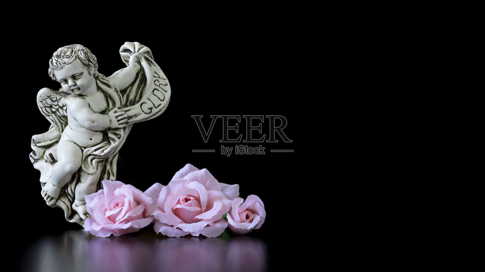 万圣节慰问卡：荣耀天使与粉红玫瑰照片摄影图片
