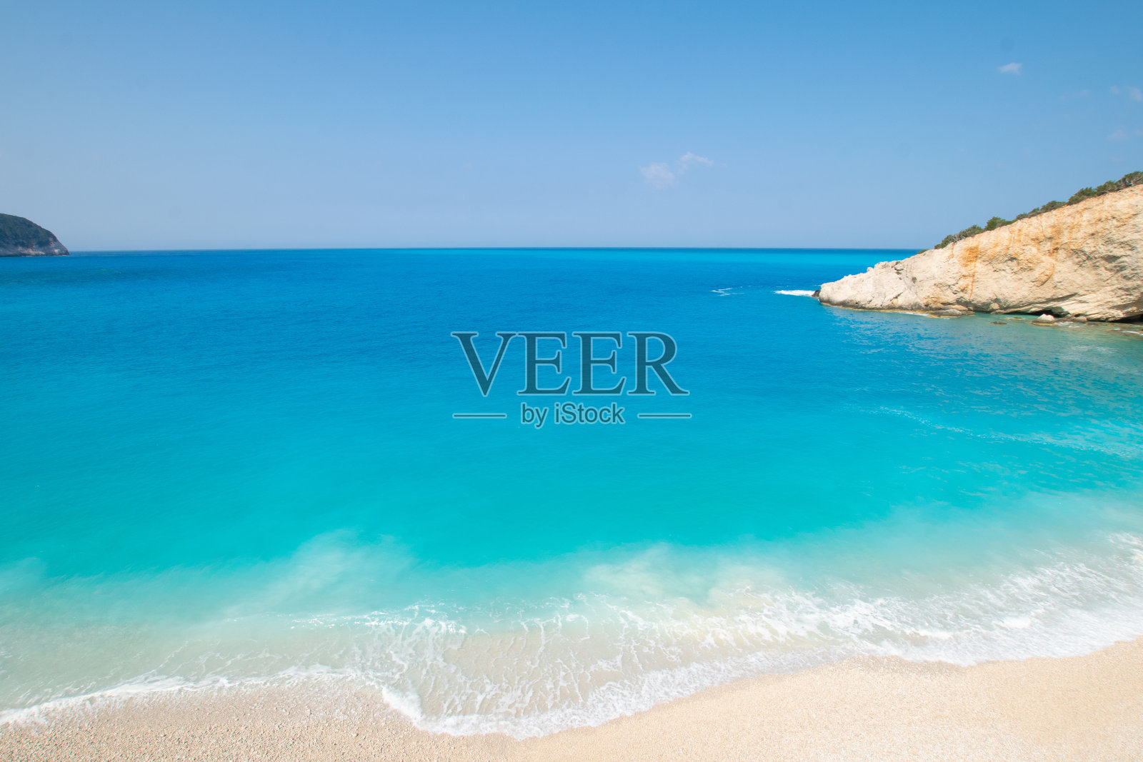 夏天，希腊莱夫卡达岛碧绿的大海和海浪照片摄影图片