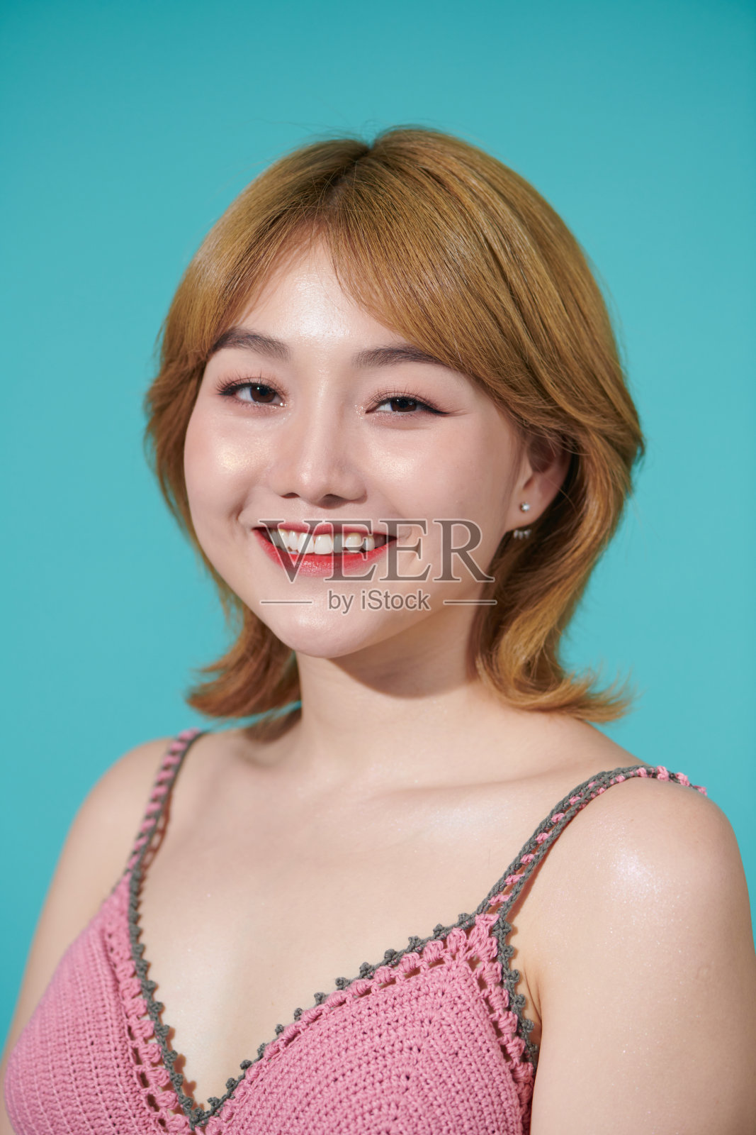 年轻美丽的微笑女性穿着时髦的夏季短裤照片摄影图片