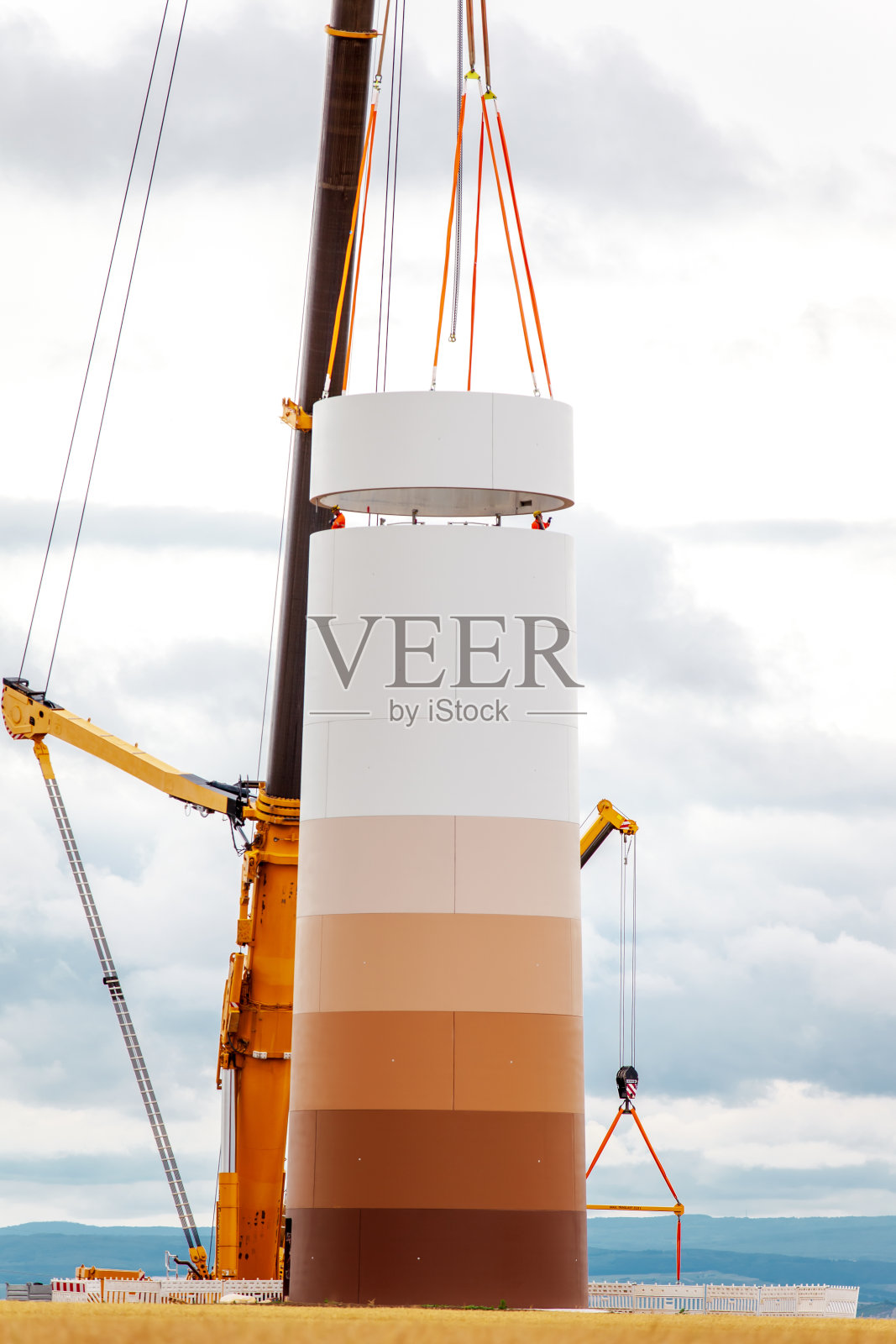 用起重机建造和组装建筑风车。在德国Wörrstadt的风电场，农田正在施工。照片摄影图片