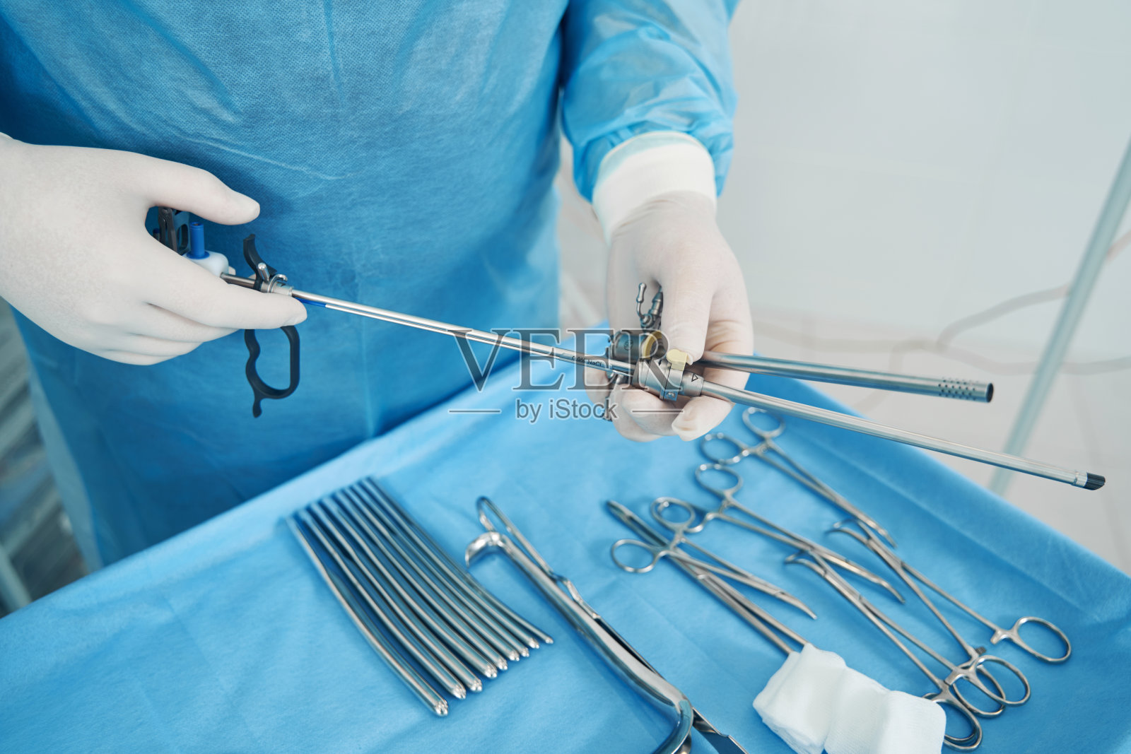 医生准备进行宫腔镜检查照片摄影图片