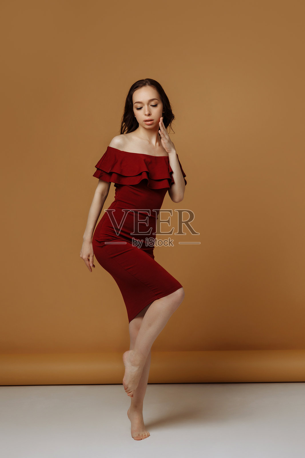 穿着红裙子的漂亮女人。照片摄影图片