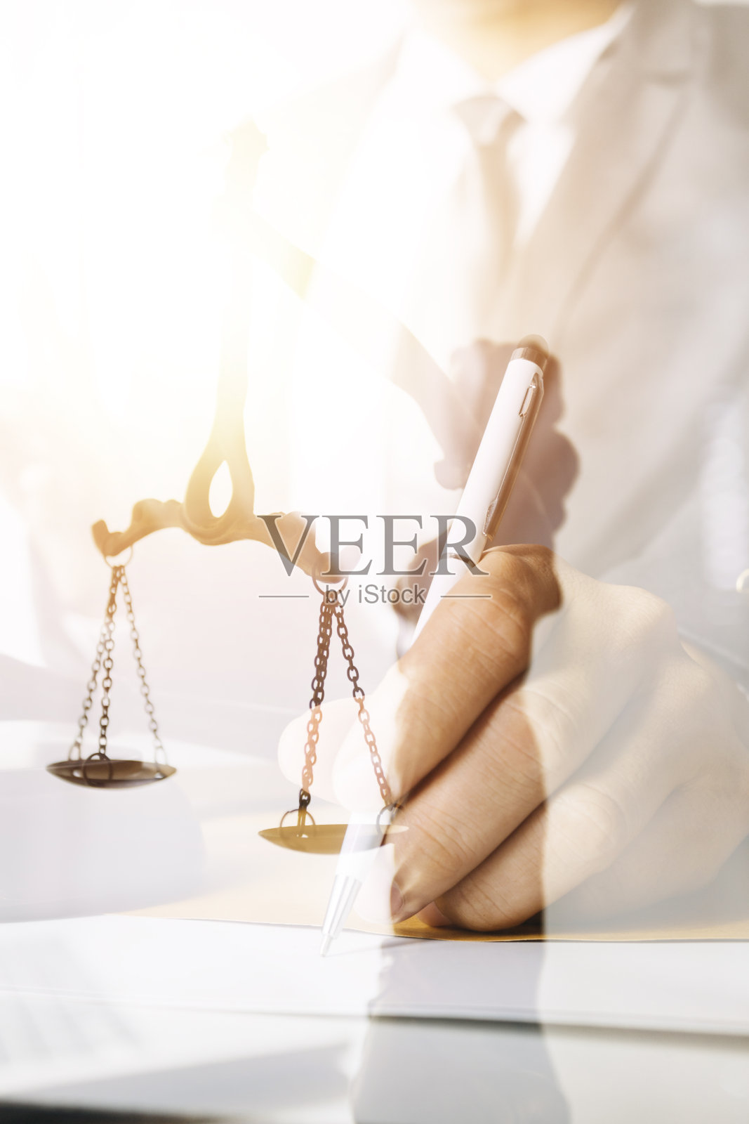 律师事务所图书馆书桌上摆放着法律书籍和司法天平。法理学法学教育理念。照片摄影图片