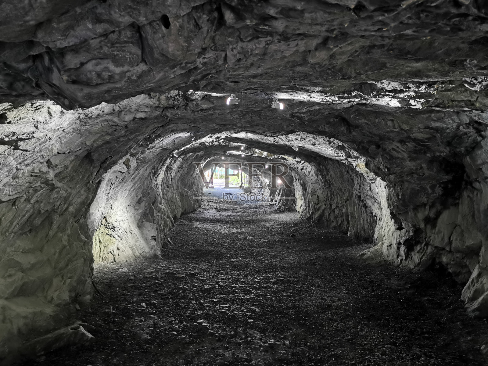 拉斯基阿拉山公园的一条直通隧道，以前用来运输大理石手推车。照片摄影图片