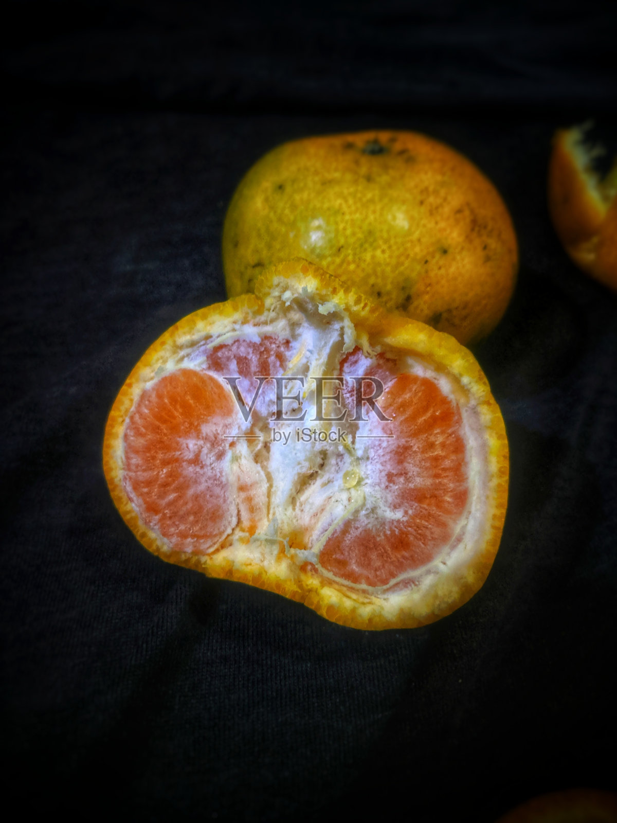 深色背景的橘色水果照片摄影图片