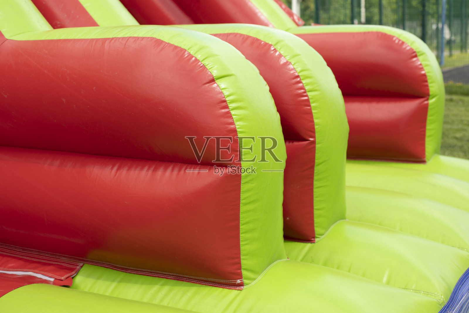 红色充气滑梯。夏天的障碍赛。游乐园。照片摄影图片