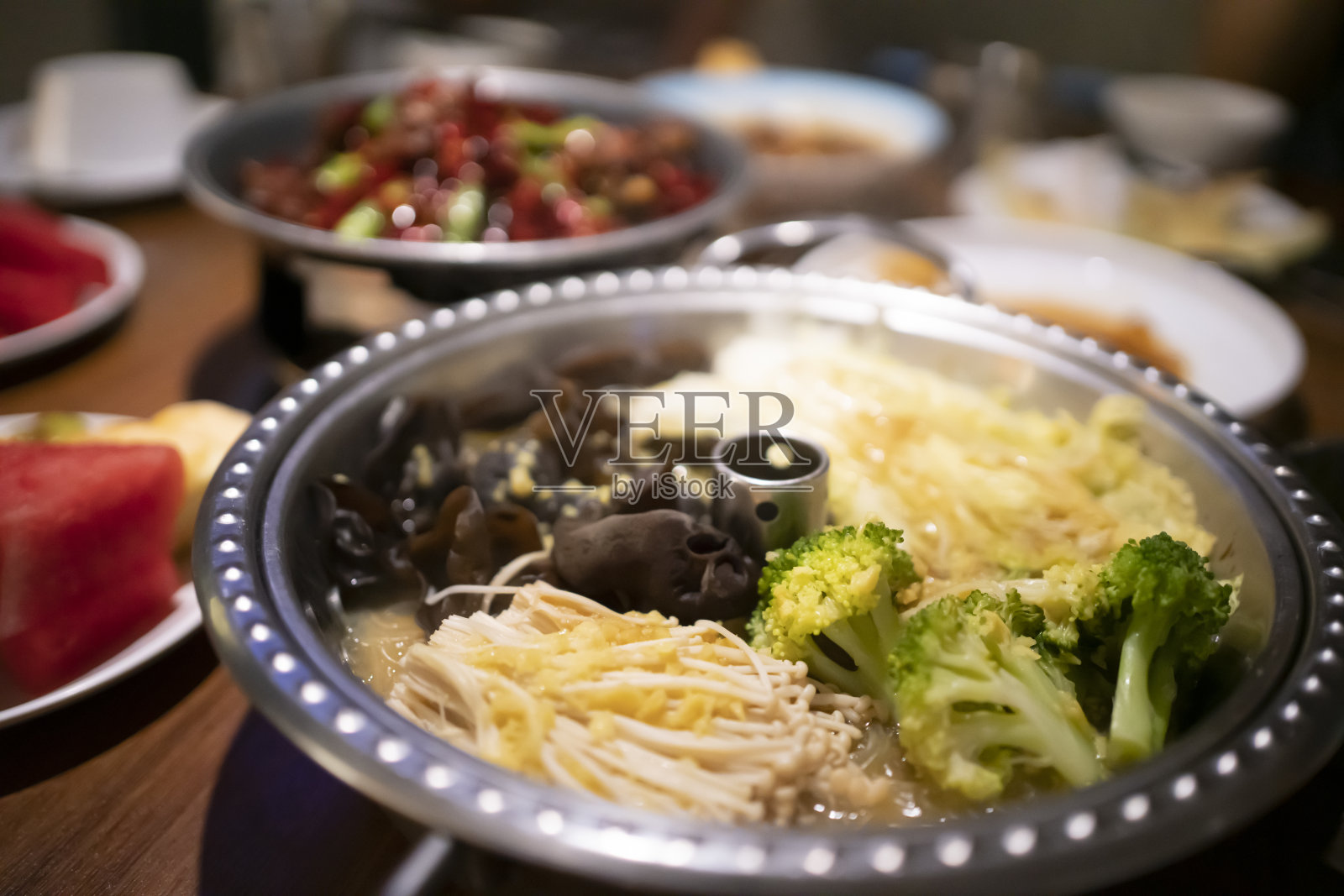 丰盛的食物摆在桌上照片摄影图片