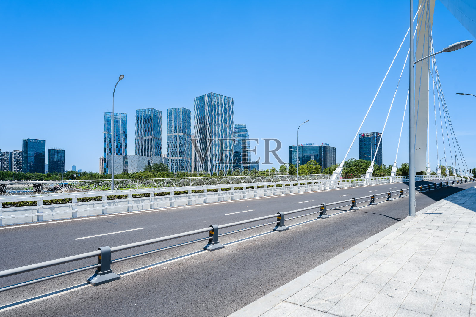 清晨的河畔现代都市照片摄影图片