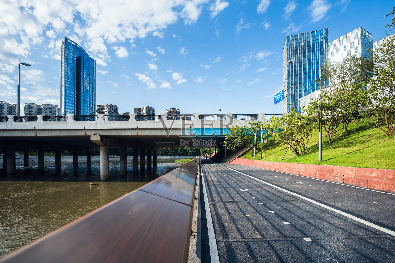 清晨的河畔现代都市照片摄影图片
