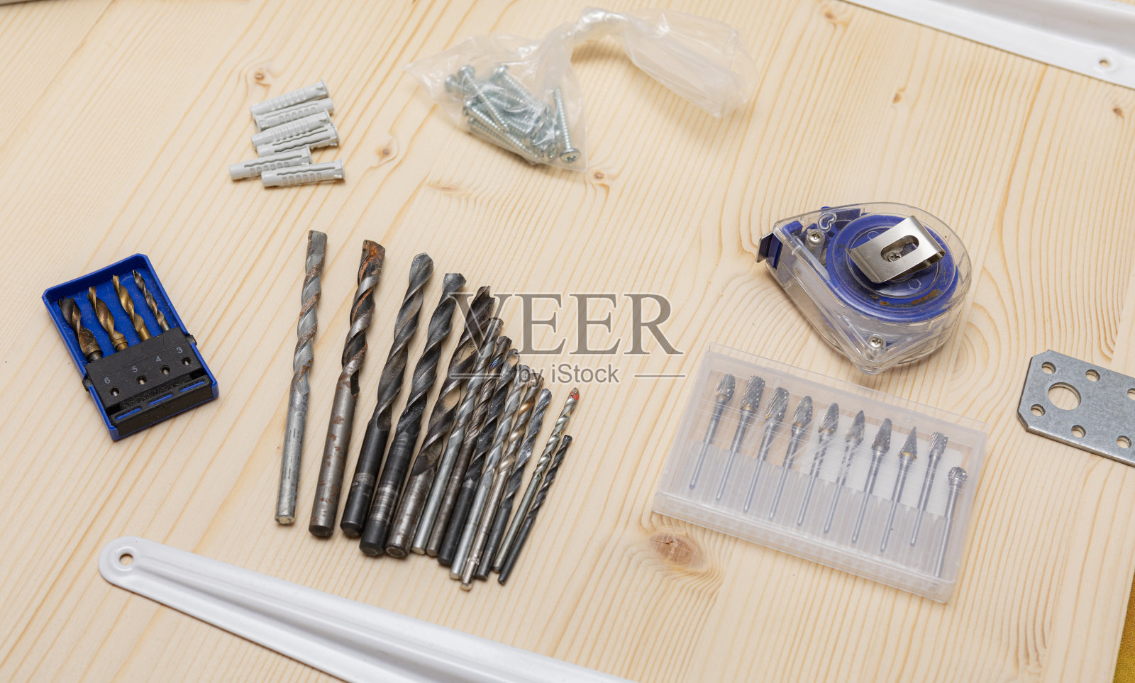 松木上的木工工具，钻头，墙棍，粗切割机照片摄影图片