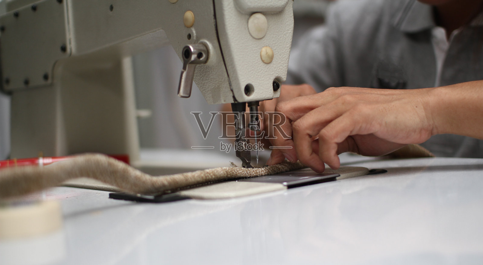 手工制作木制家具的过程。照片摄影图片