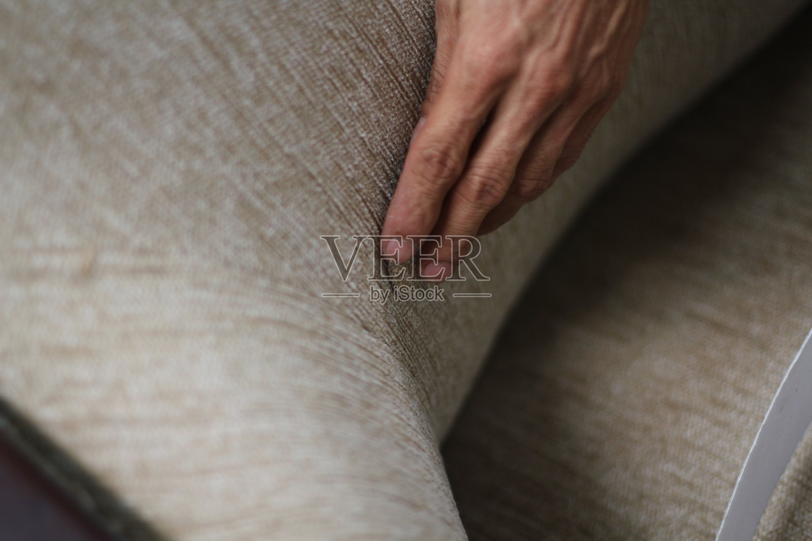 手工制作木制家具的过程。照片摄影图片