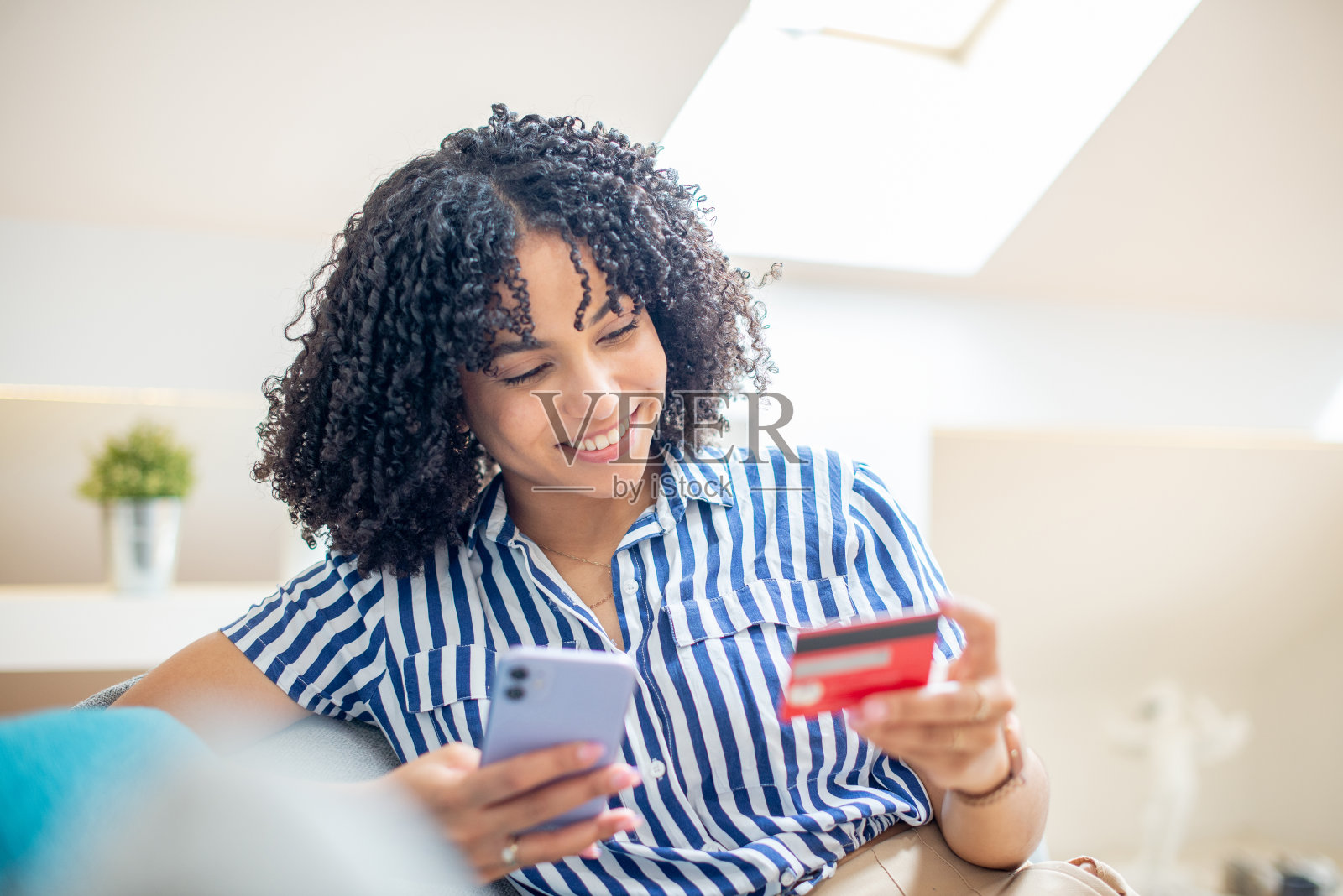 一个女人用信用卡在网上购物照片摄影图片