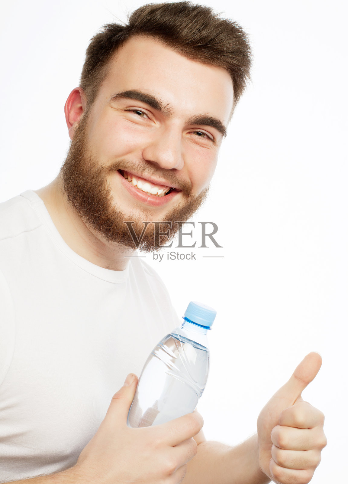 拿着一瓶水的男人照片摄影图片