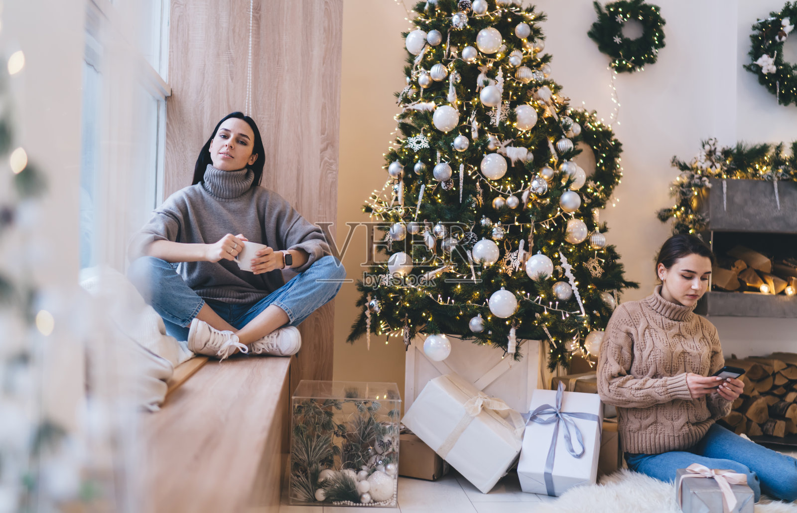 在节日气氛中在家休息的妇女照片摄影图片