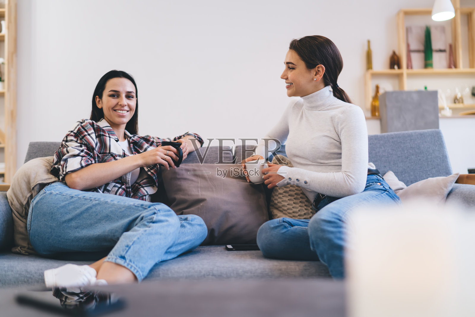 愉快的朋友一起坐在沙发上照片摄影图片