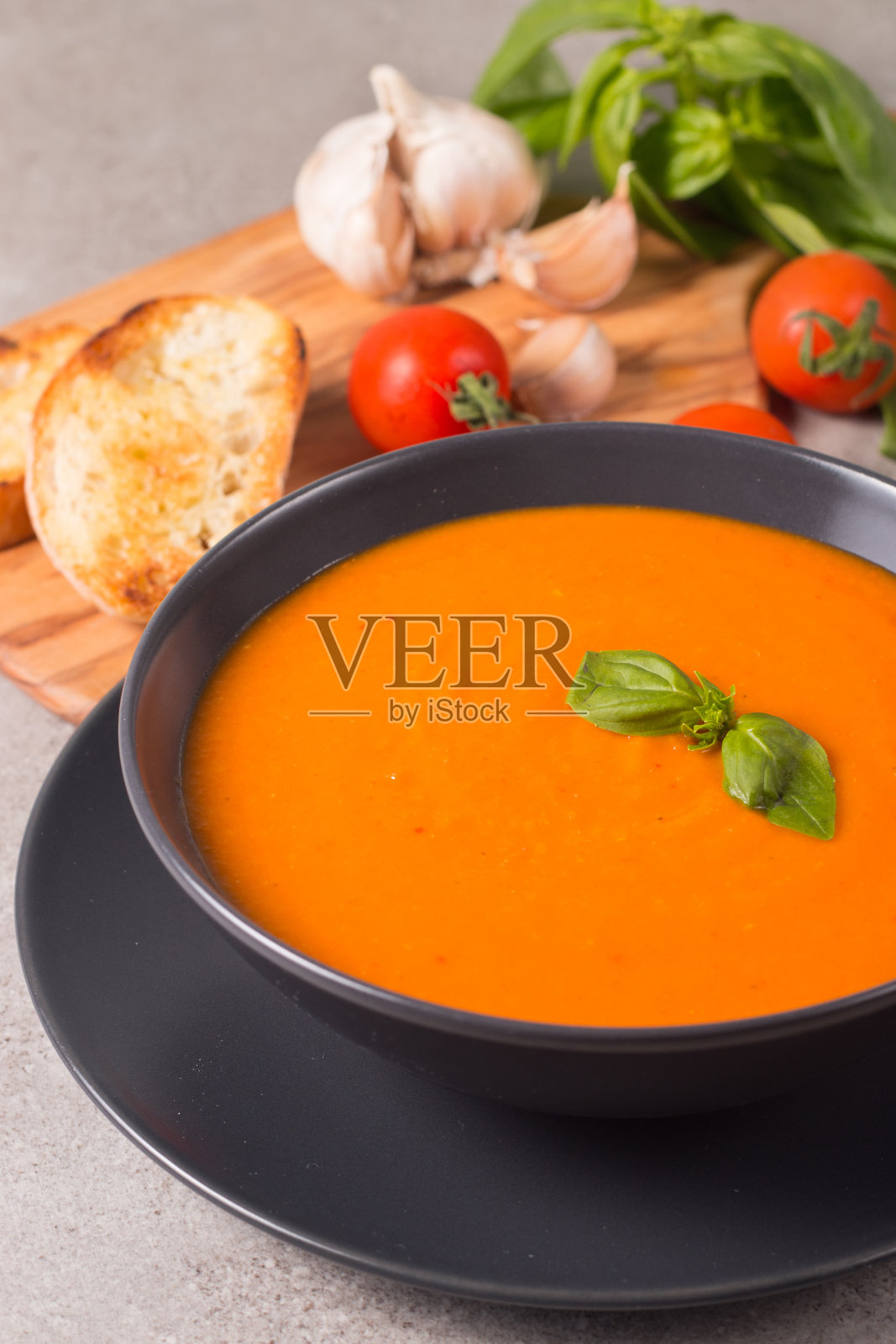 罗勒番茄汤。健康，纯素和节食午餐和晚餐的概念。西班牙凉菜汤。照片摄影图片