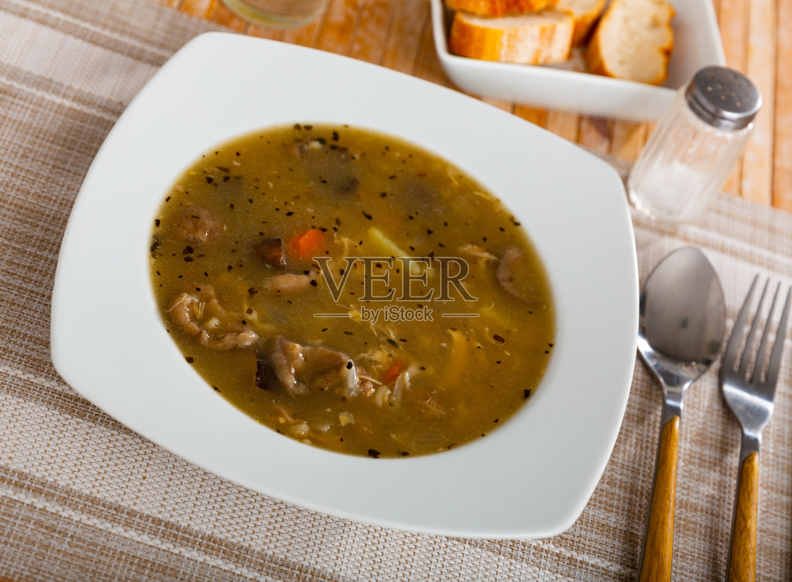 配蘑菇、蔬菜和猪肉的汤照片摄影图片