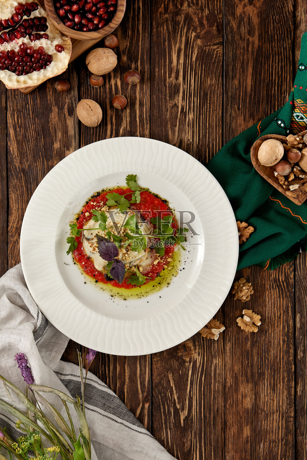 热开胃菜——烤茄子配芝士和西红柿。用马苏里拉奶酪和番茄酱填充茄子的乡村风格。茄子和奶酪开胃菜在白色盘子意大利风格。照片摄影图片