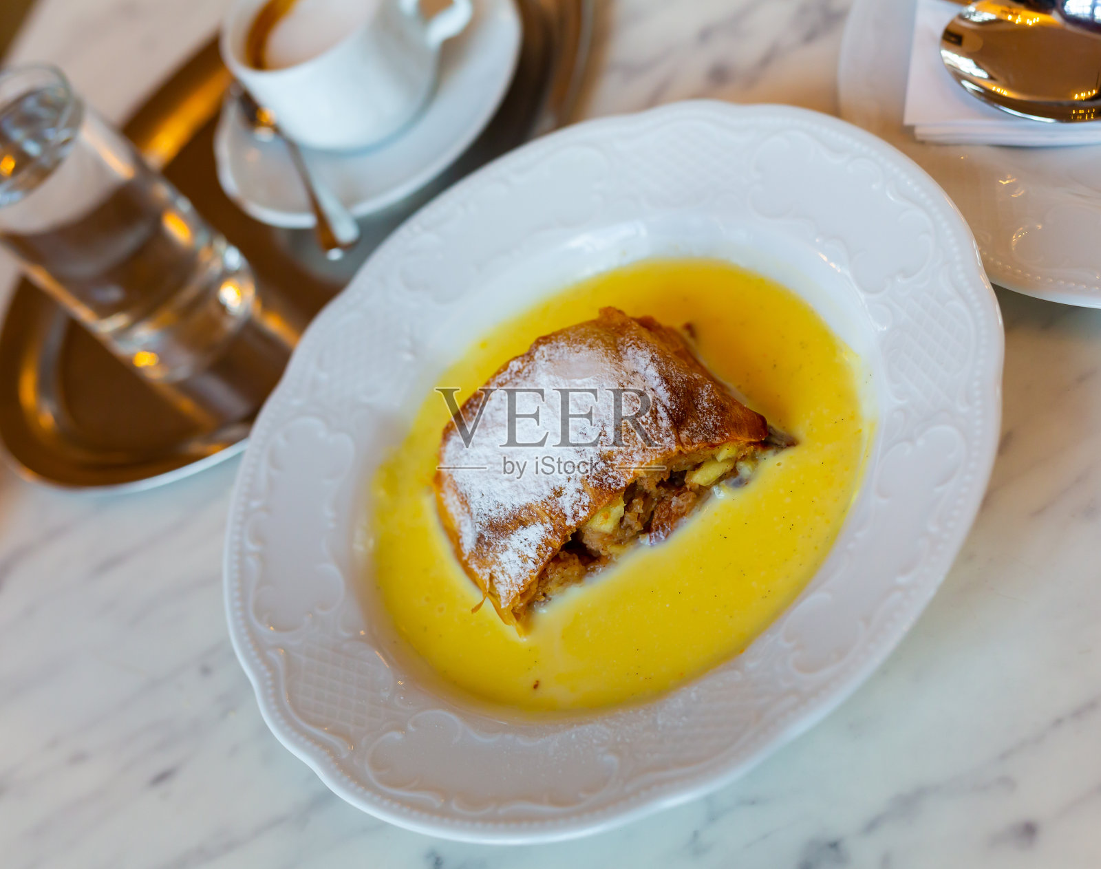 传统的奥地利苹果馅饼配香草酱照片摄影图片