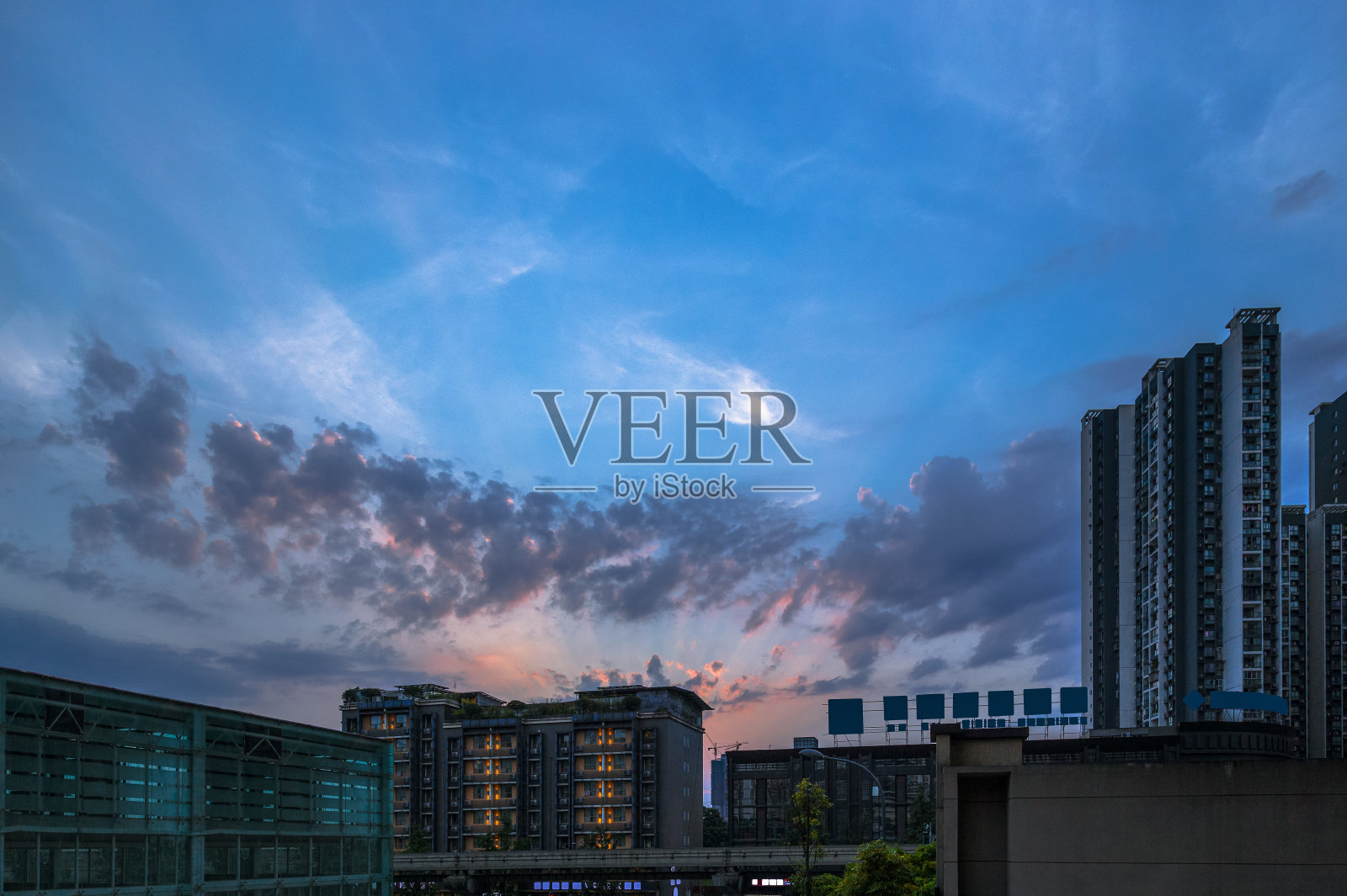 夜空下的城市建筑照片摄影图片