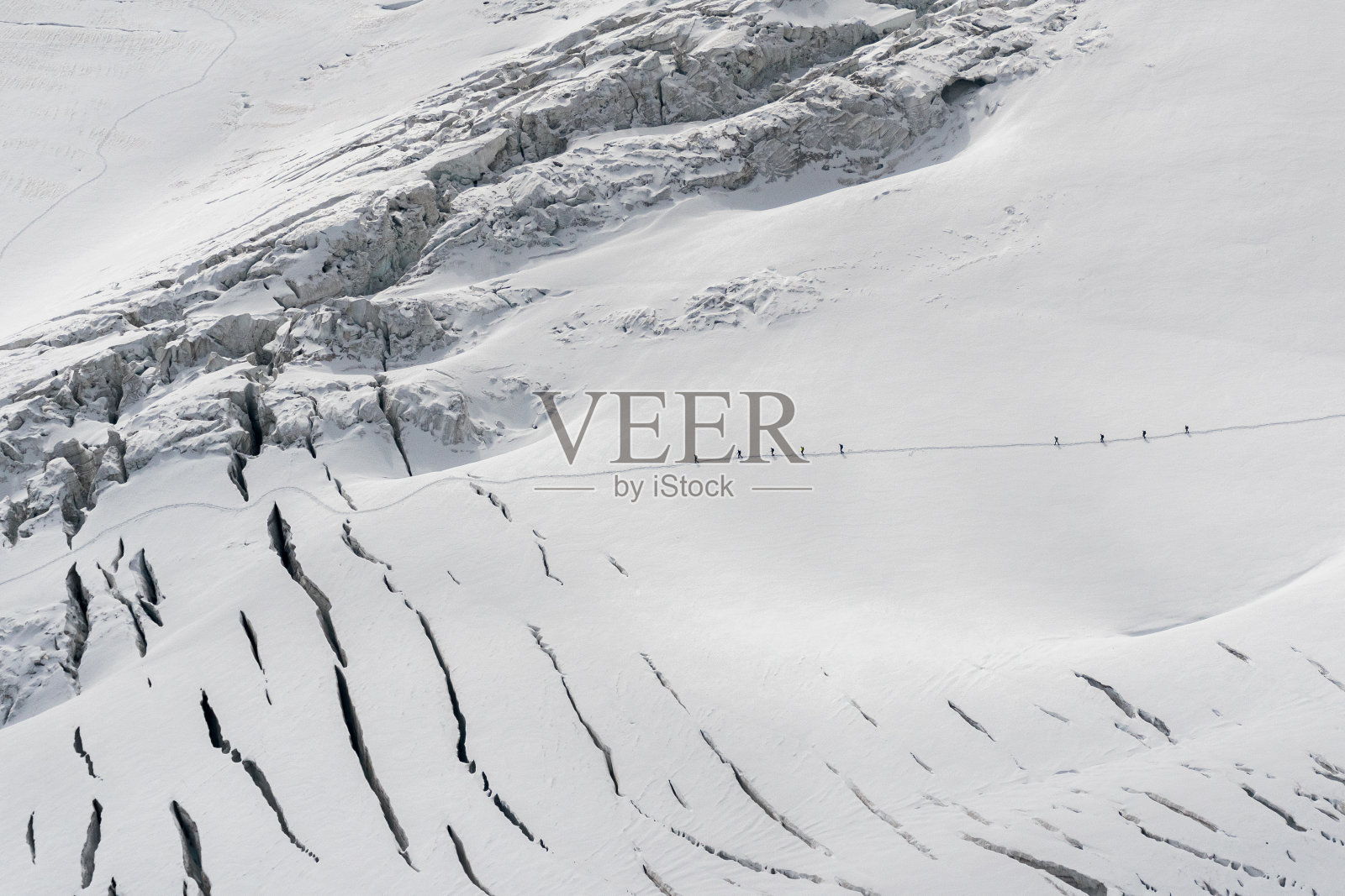 登山者在吉恩特冰川上行走，这是阿尔卑斯山最高的山脉勃朗峰照片摄影图片