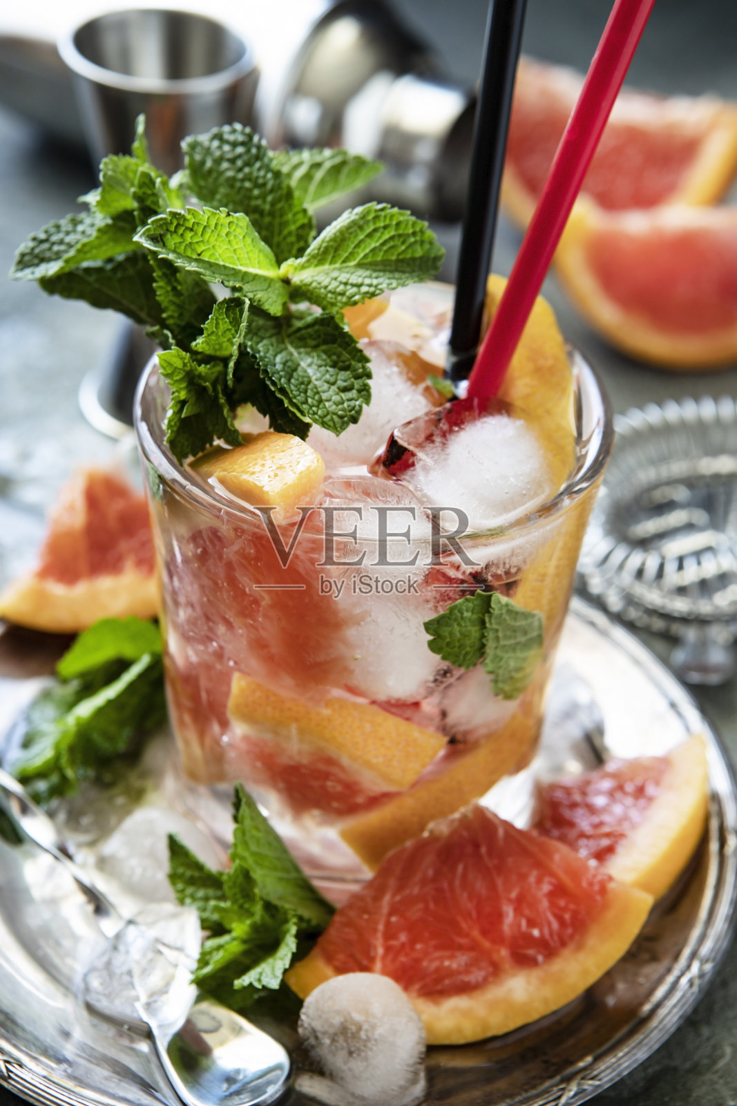 夏季鸡尾酒与薄荷玻璃，选择性集中照片摄影图片