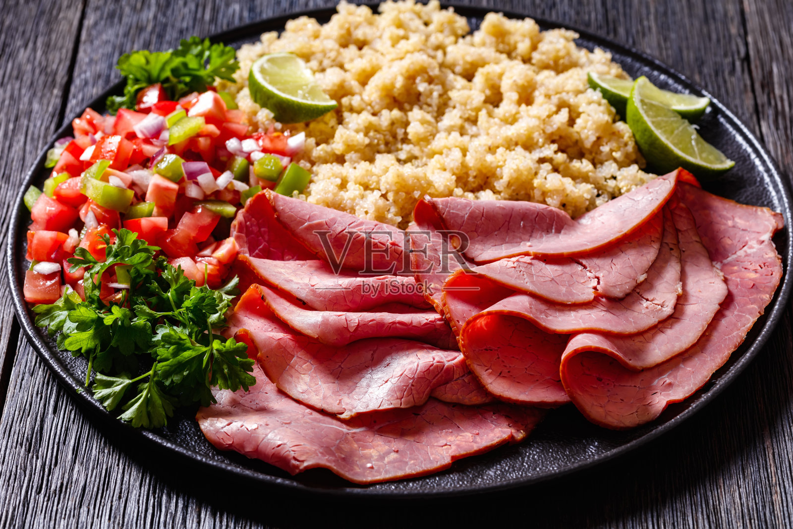 烤牛柳配藜麦和番茄莎莎酱照片摄影图片