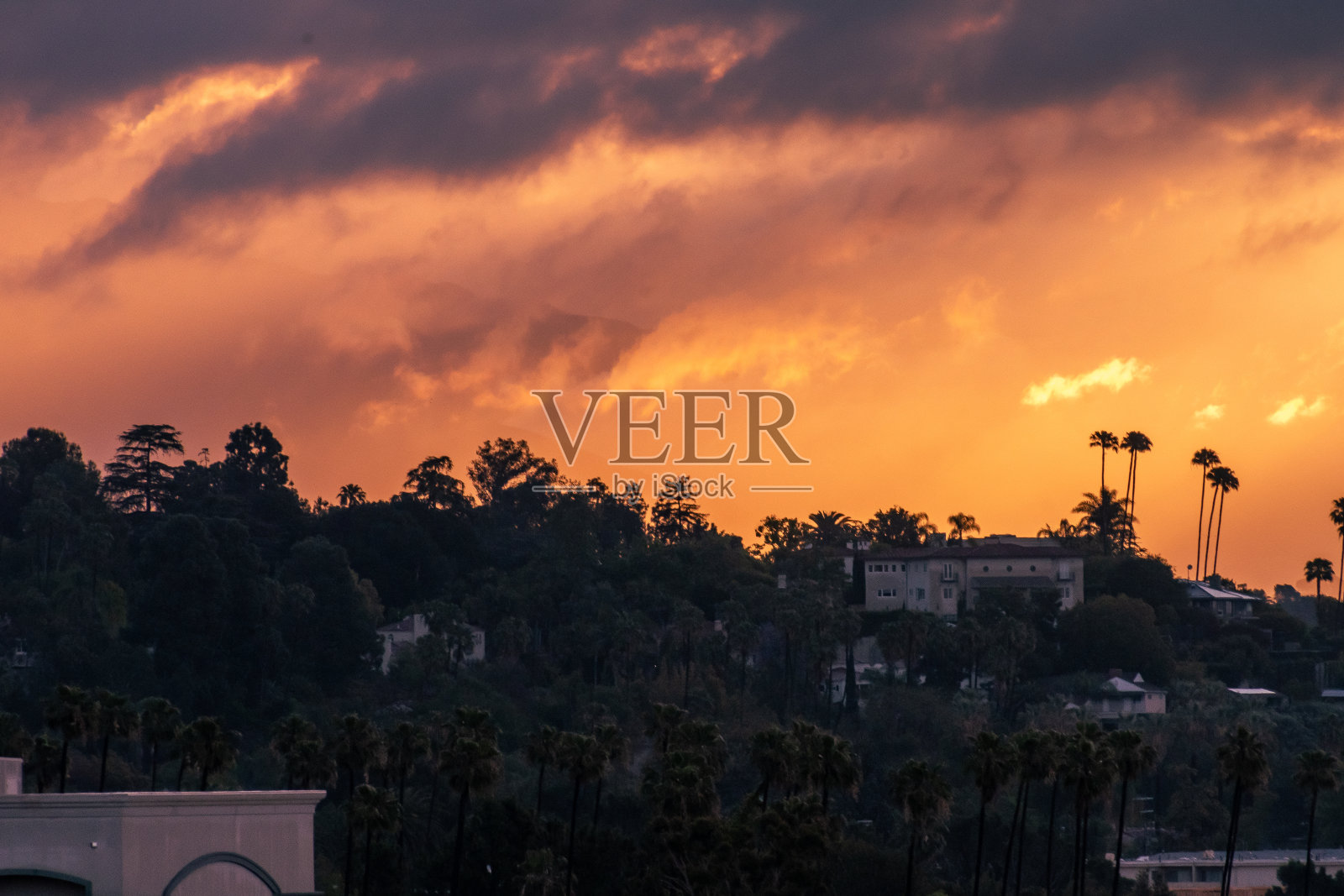 日出的时候，山峦上乌云密布照片摄影图片