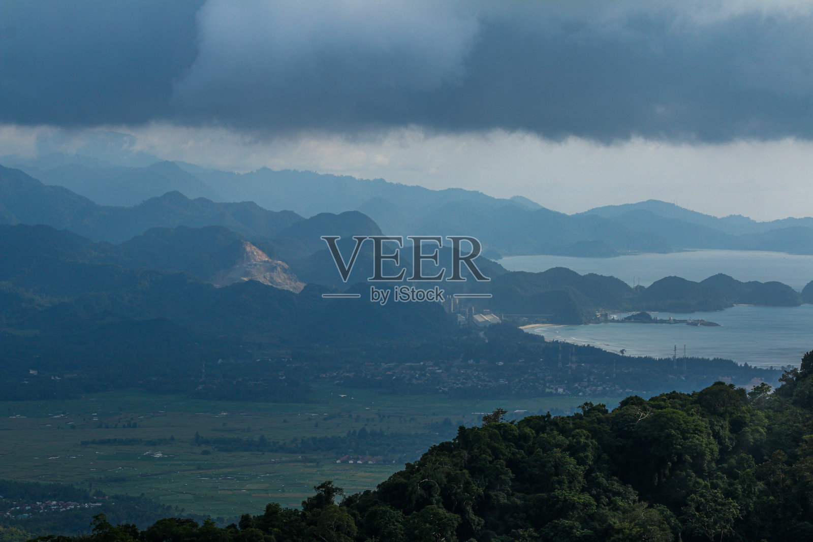 晚上看照片摄影图片