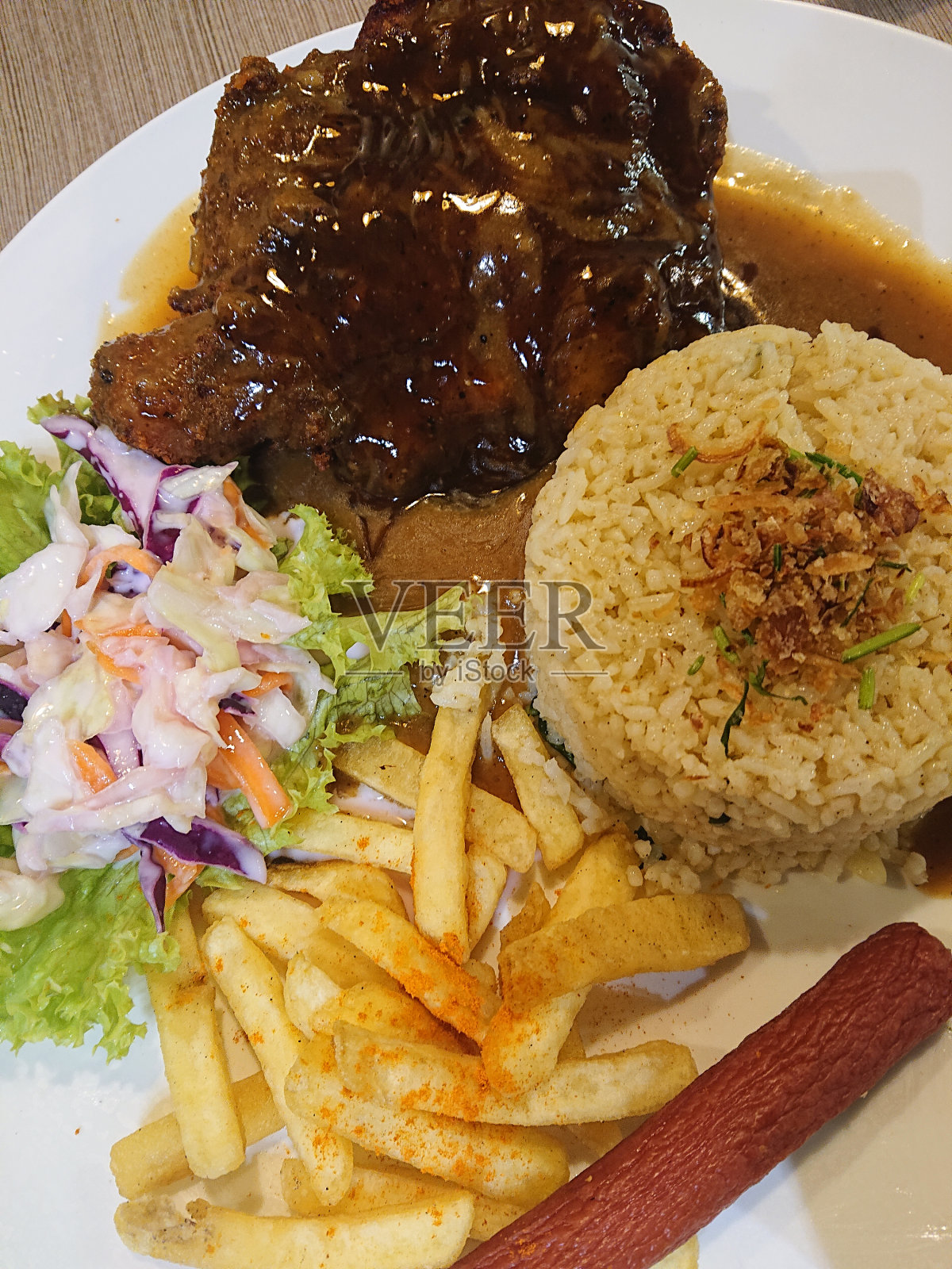 美食摄影、米饭、鸡肉凉拌卷心菜和炸薯条照片摄影图片