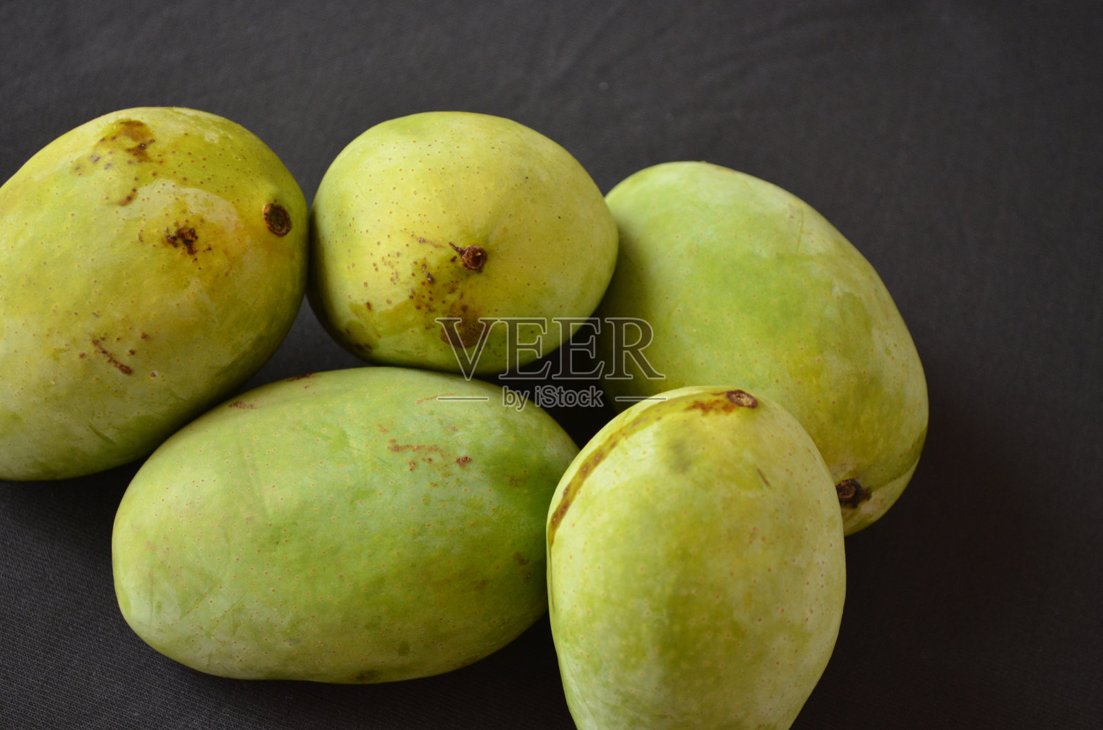 Aam或芒果，Mangifera Indica印度季风季节味道鲜美，肉质多汁，具有独特的风味。营养丰富的水果。钾，镁和维生素B, A, C, K和e。照片摄影图片