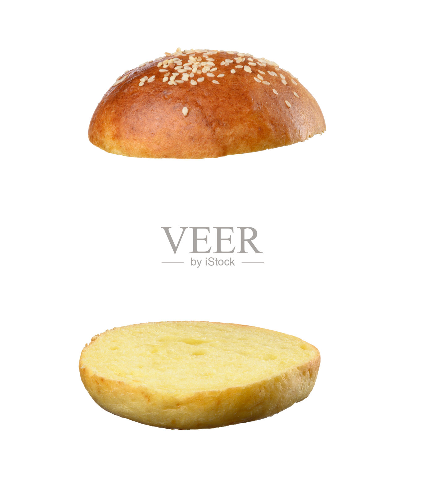 用白面粉和芝麻在白色背景上分开做成的面包的两半照片摄影图片