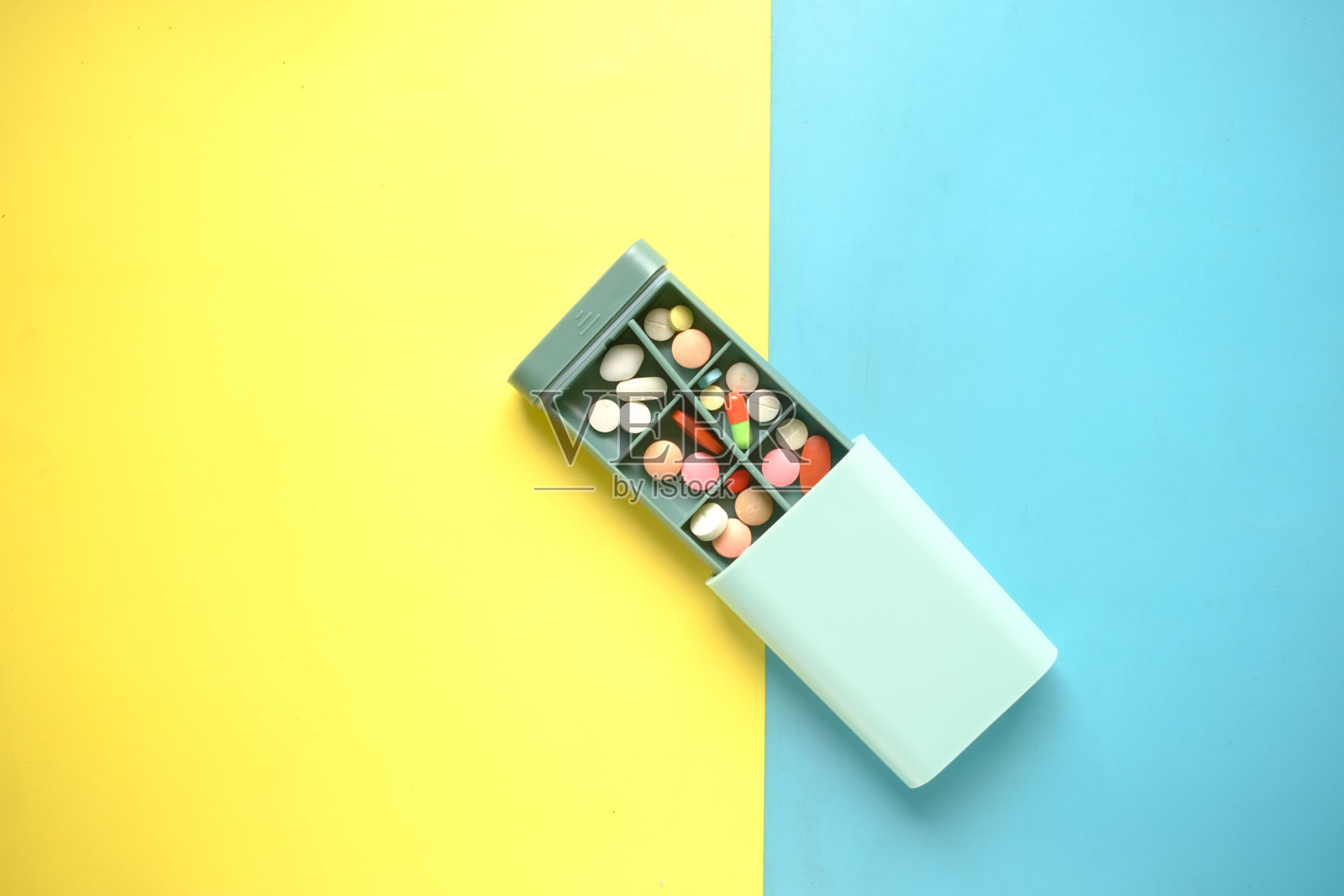 桌子上药盒里的药片的特写照片摄影图片