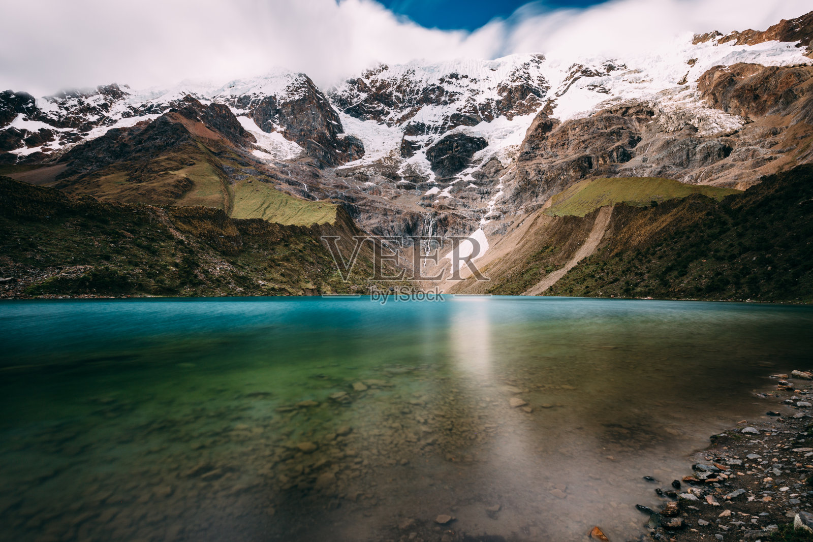 人类湖与索拉瑞山照片摄影图片