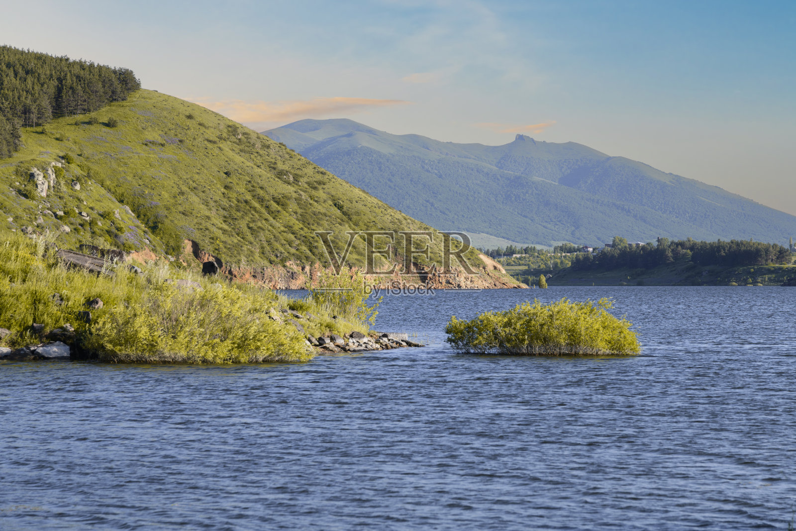 美丽的湖在山林中。照片摄影图片